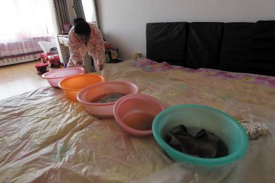 石渠楼上漏水，住户失联，小区没物管，业主维权难！律师来支招……